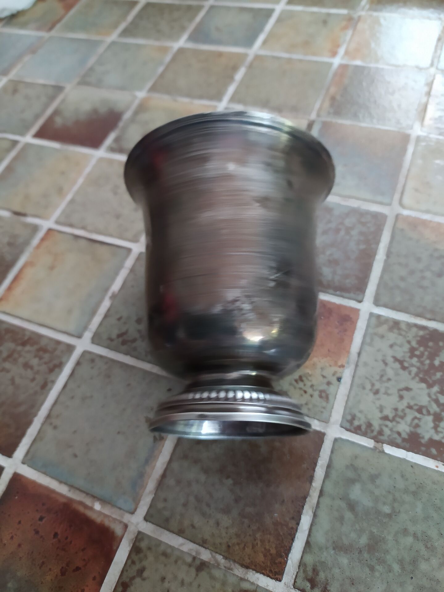 Tasses en métal argenté