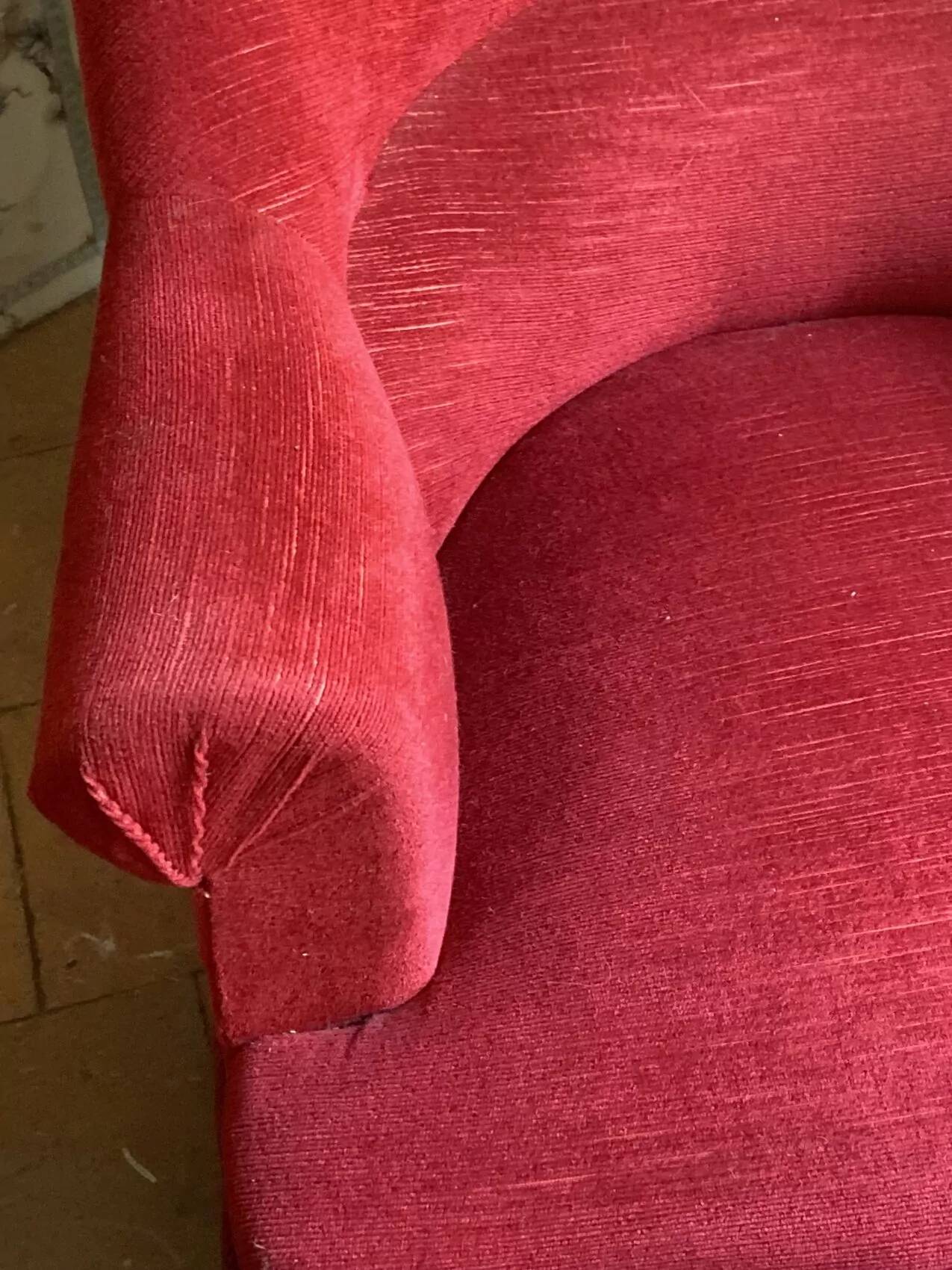 Fauteuil crapaud ancien en velours rouge bordeaux