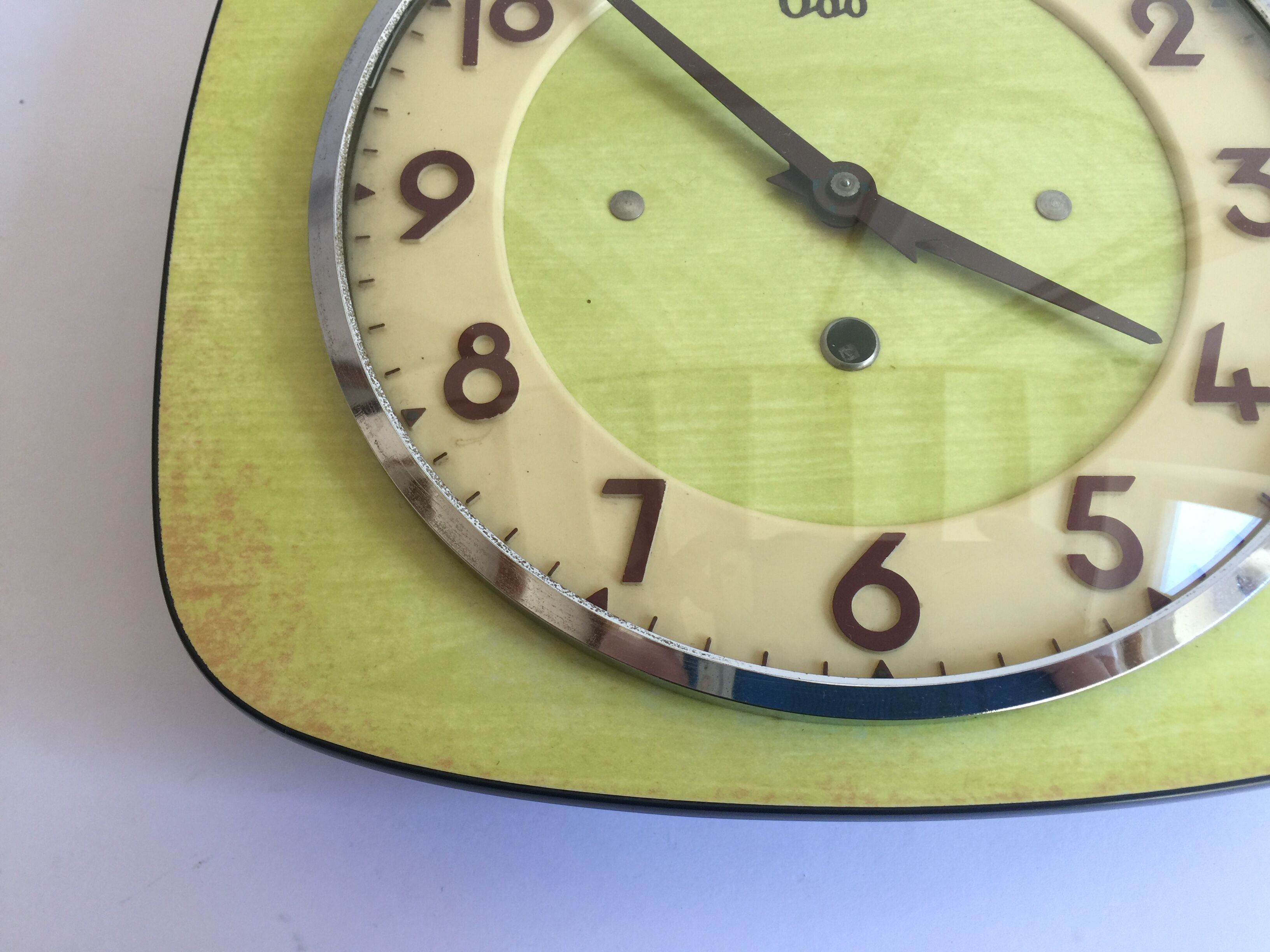 Yellow formica clock pendule