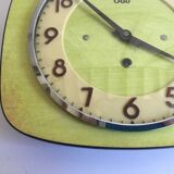 Yellow formica clock pendule