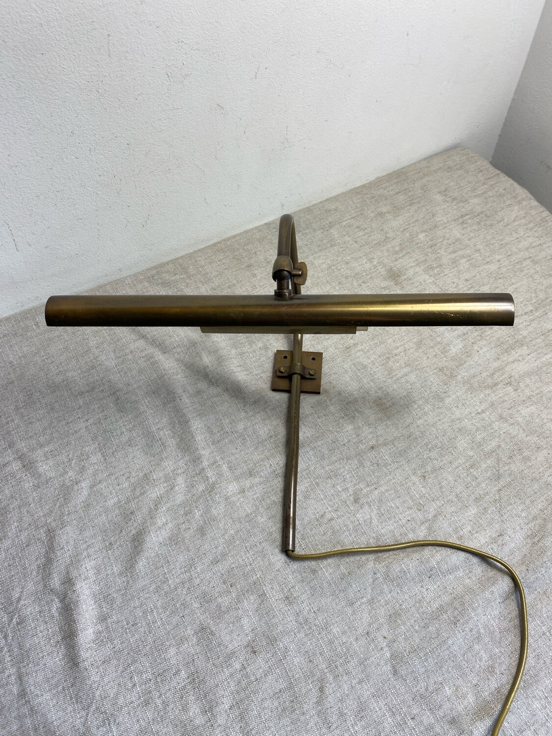 Wall light, picture light, in brass.