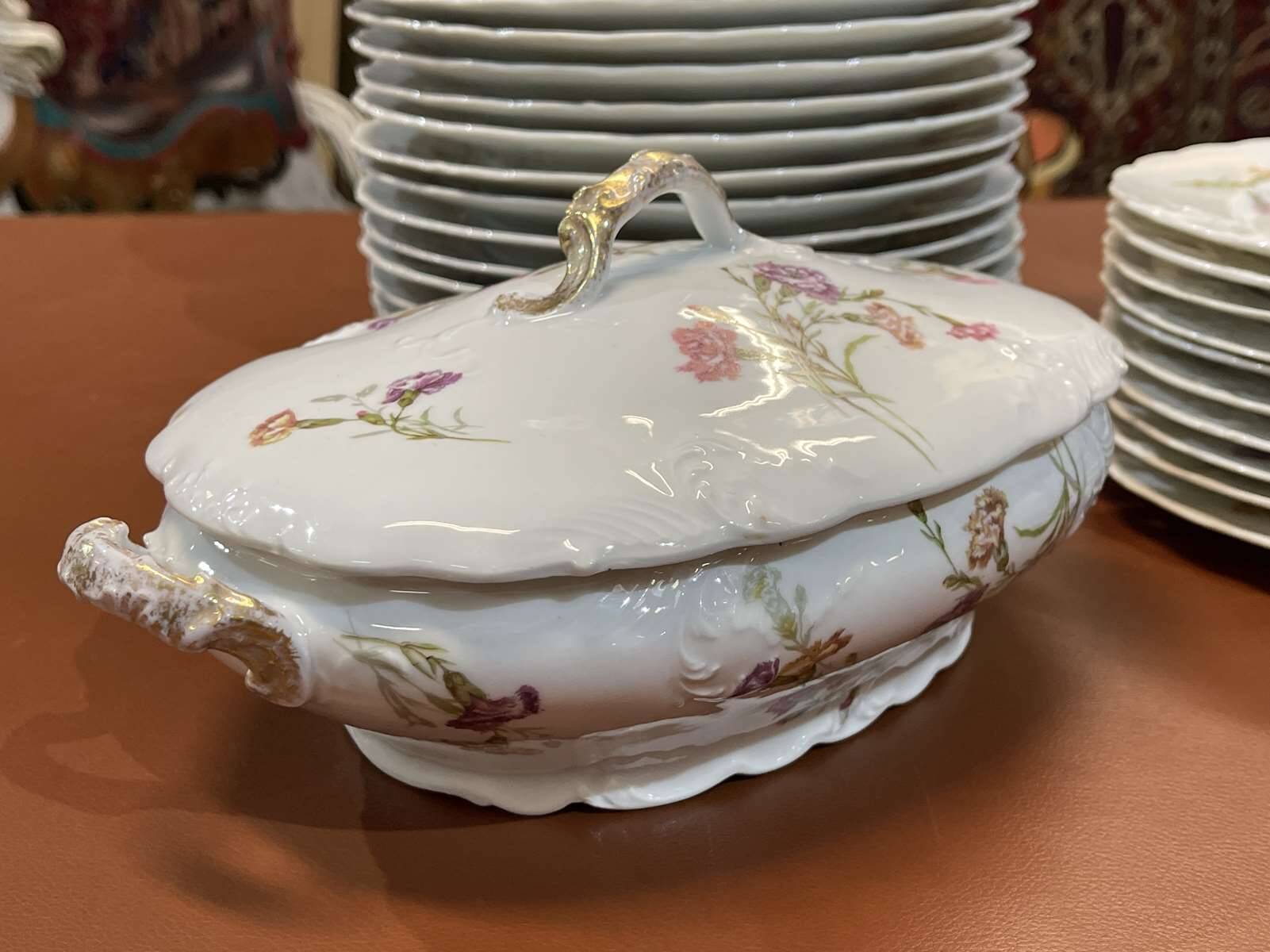Service de table en porcelaine de Limoges à décor floral des années 1950 - 31 pièces