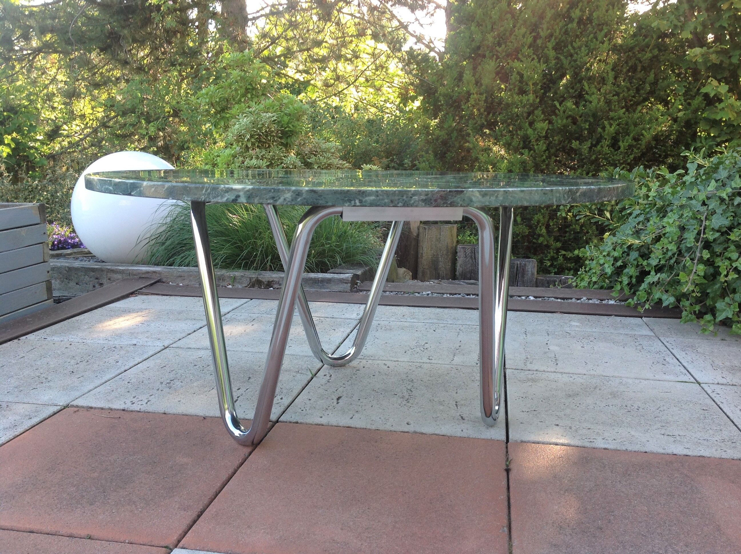 Round coffee table in green marble and chrome / vintage base 60s-70s