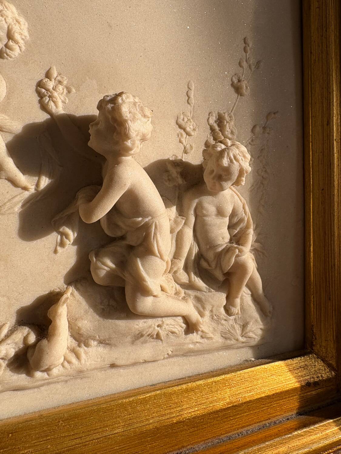 Marble bas-relief tableau of Putti
