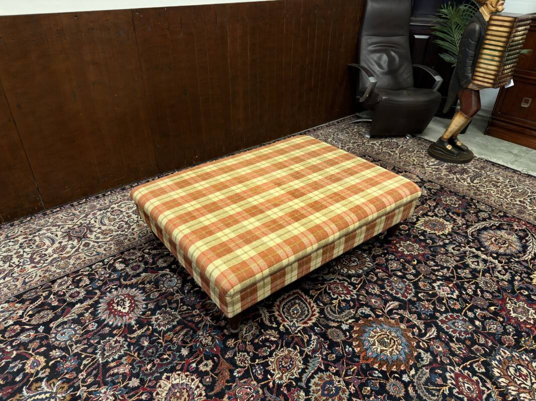 Grand pouf de table basse rembourré en anglais