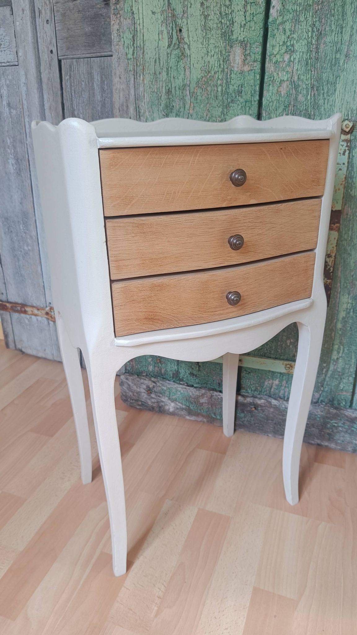 Table de chevet vintage en bois naturel à 3 tiroirs