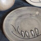 Duo of ceramic plates decorated with vintage foliage