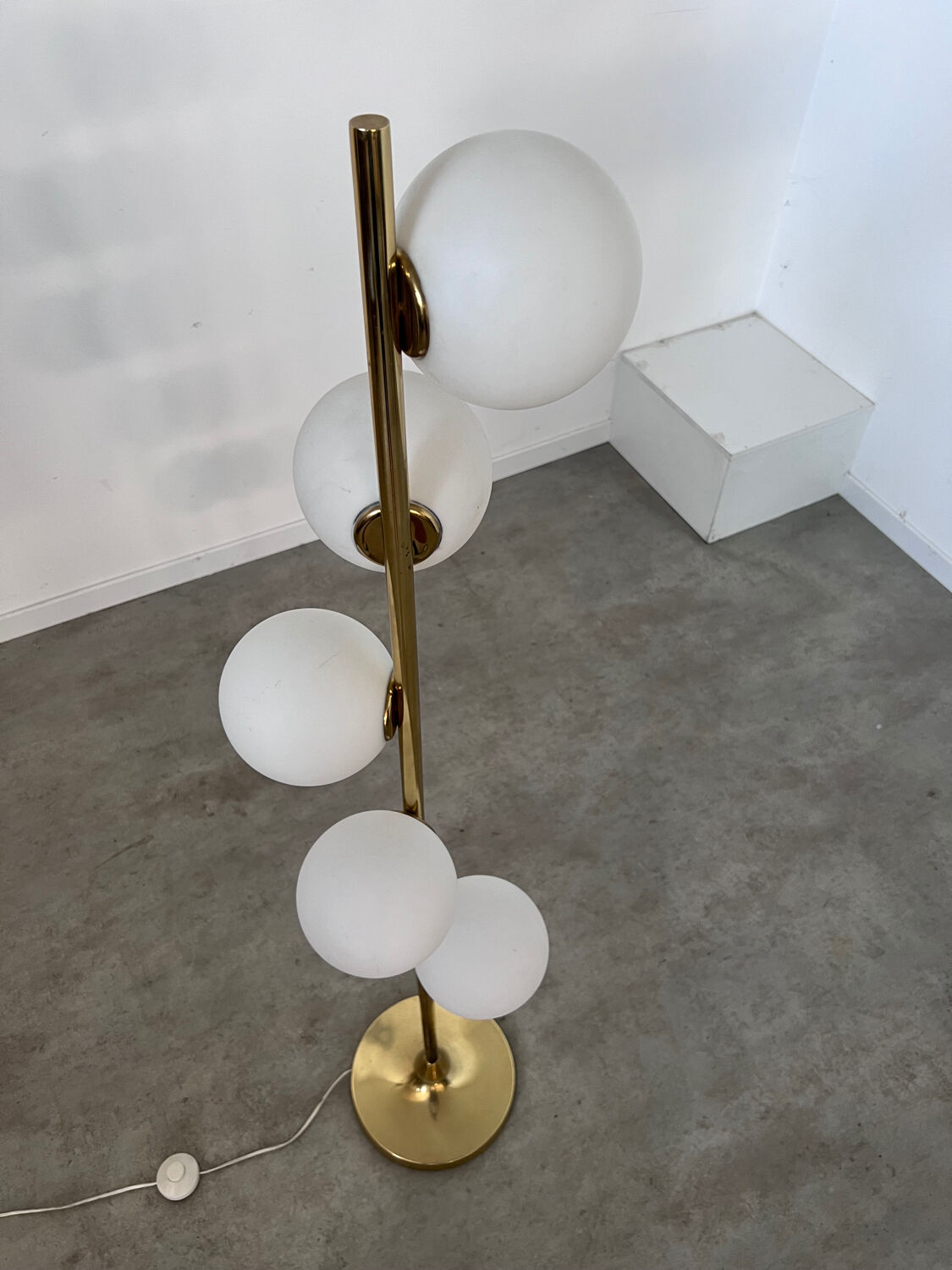 Old floor lamp in brass and opaline design from the 70s Max Bill lamp
