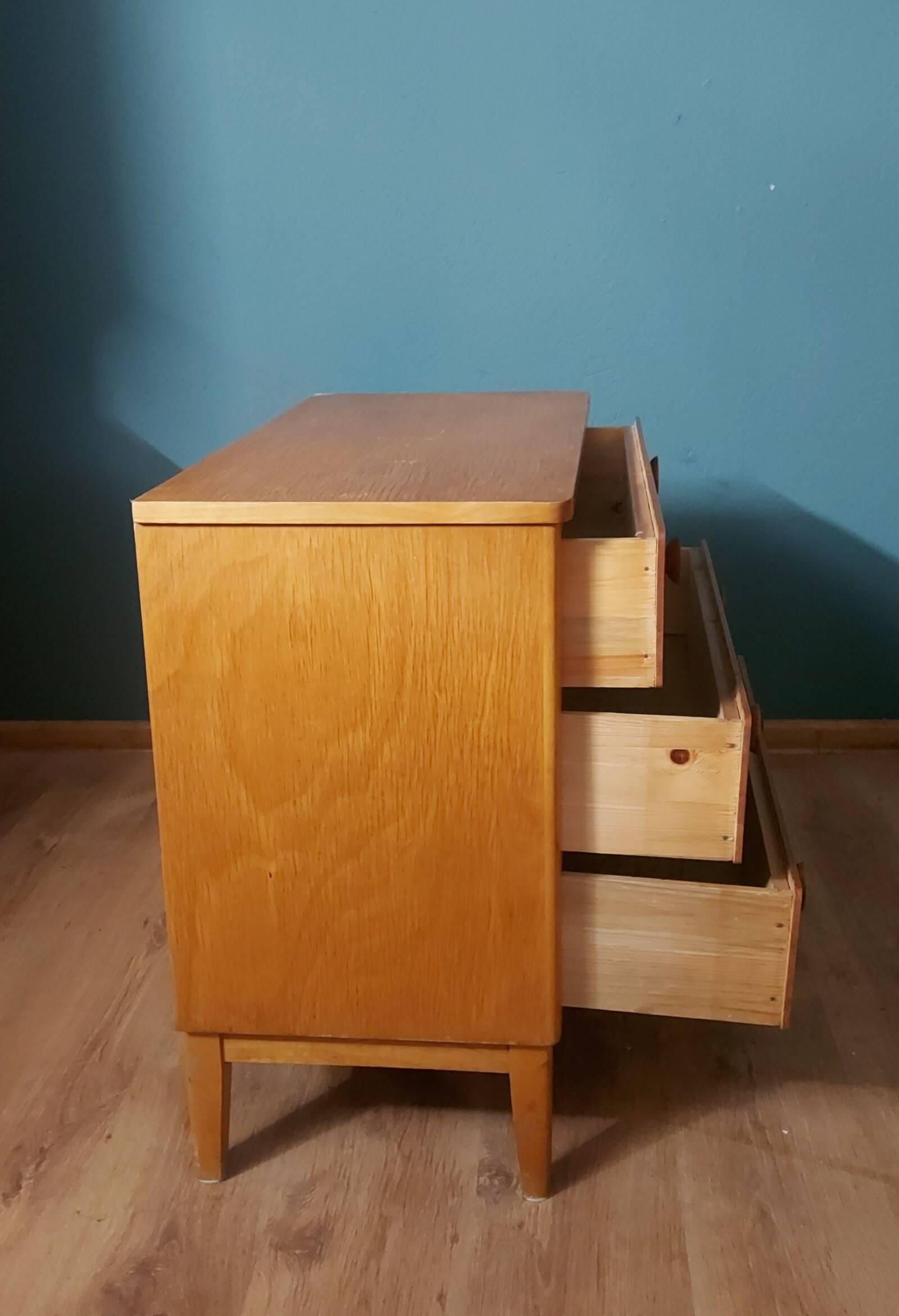 Commode danoise à trois tiroirs en bouleau, années 1960.