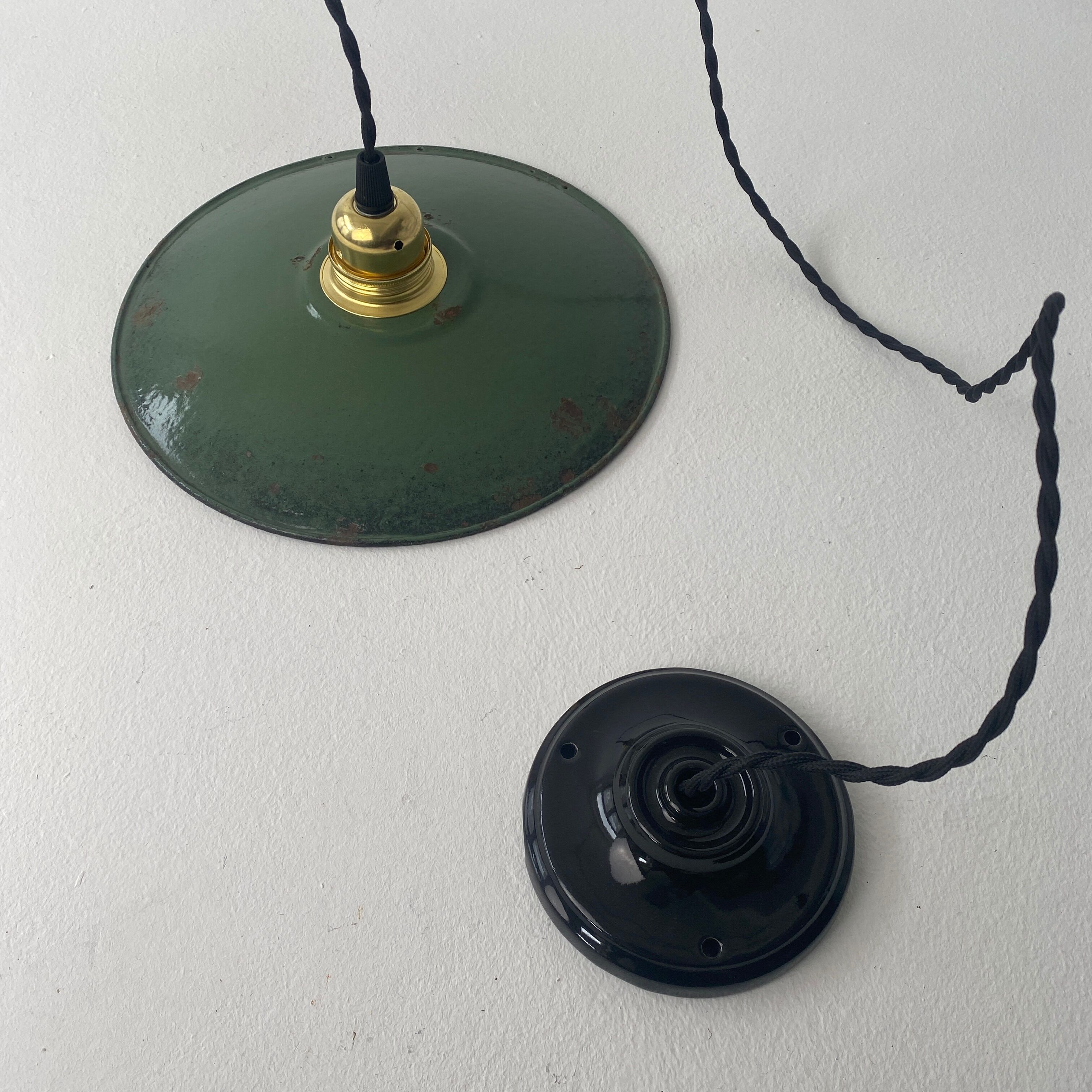Industrial enamel pendant lamp