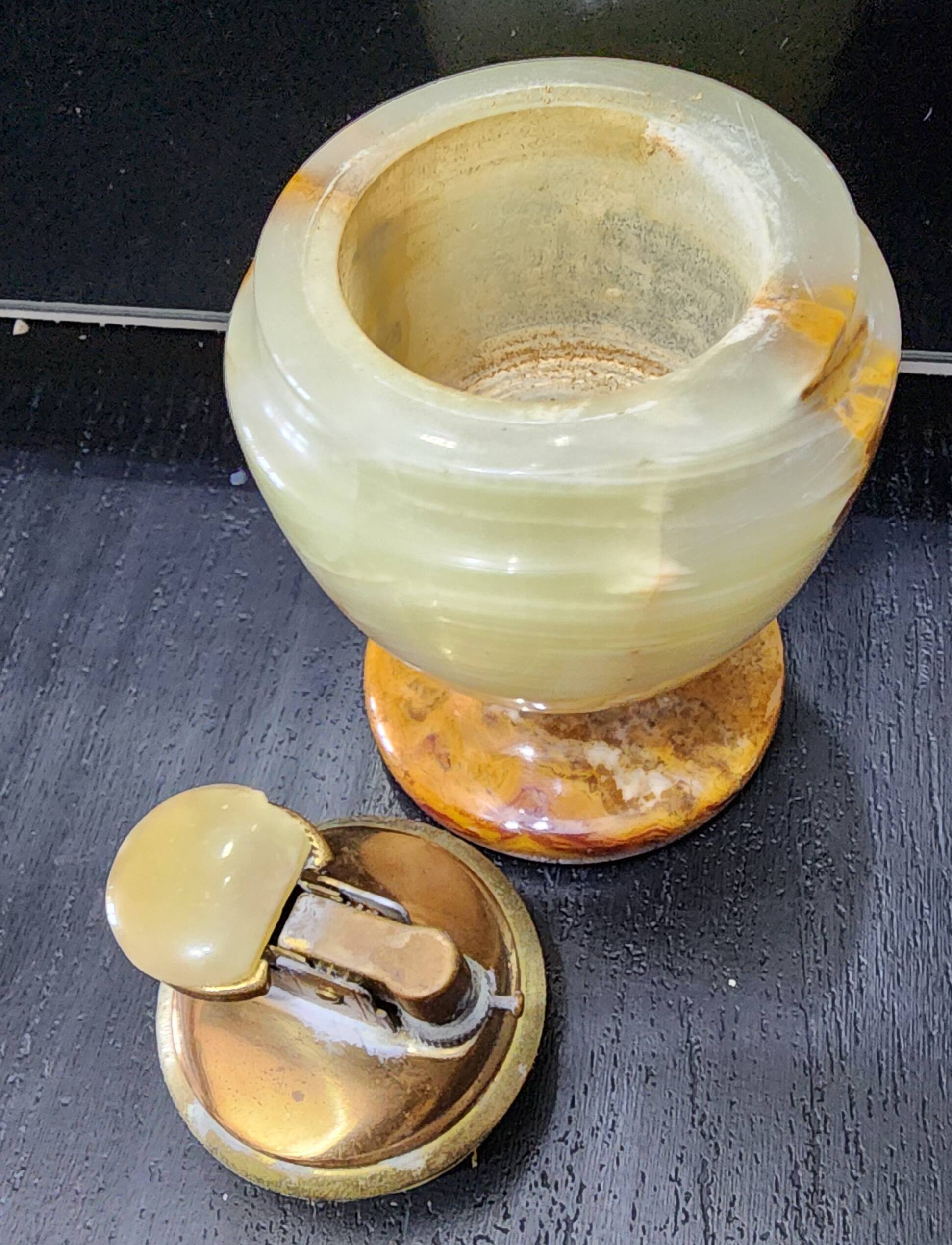 Vintage table lighters + 2 onyx ashtrays – decorative set