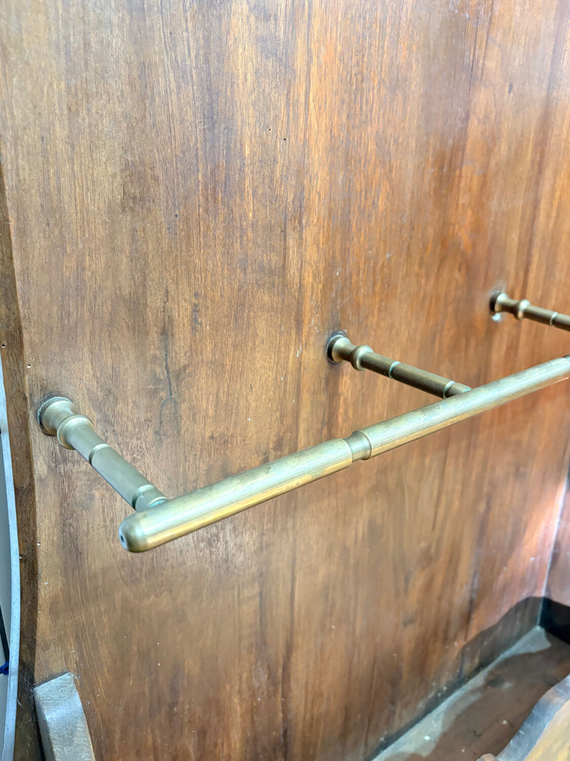 Grand porte-manteau Art Nouveau en bois sculpté – vers 1900