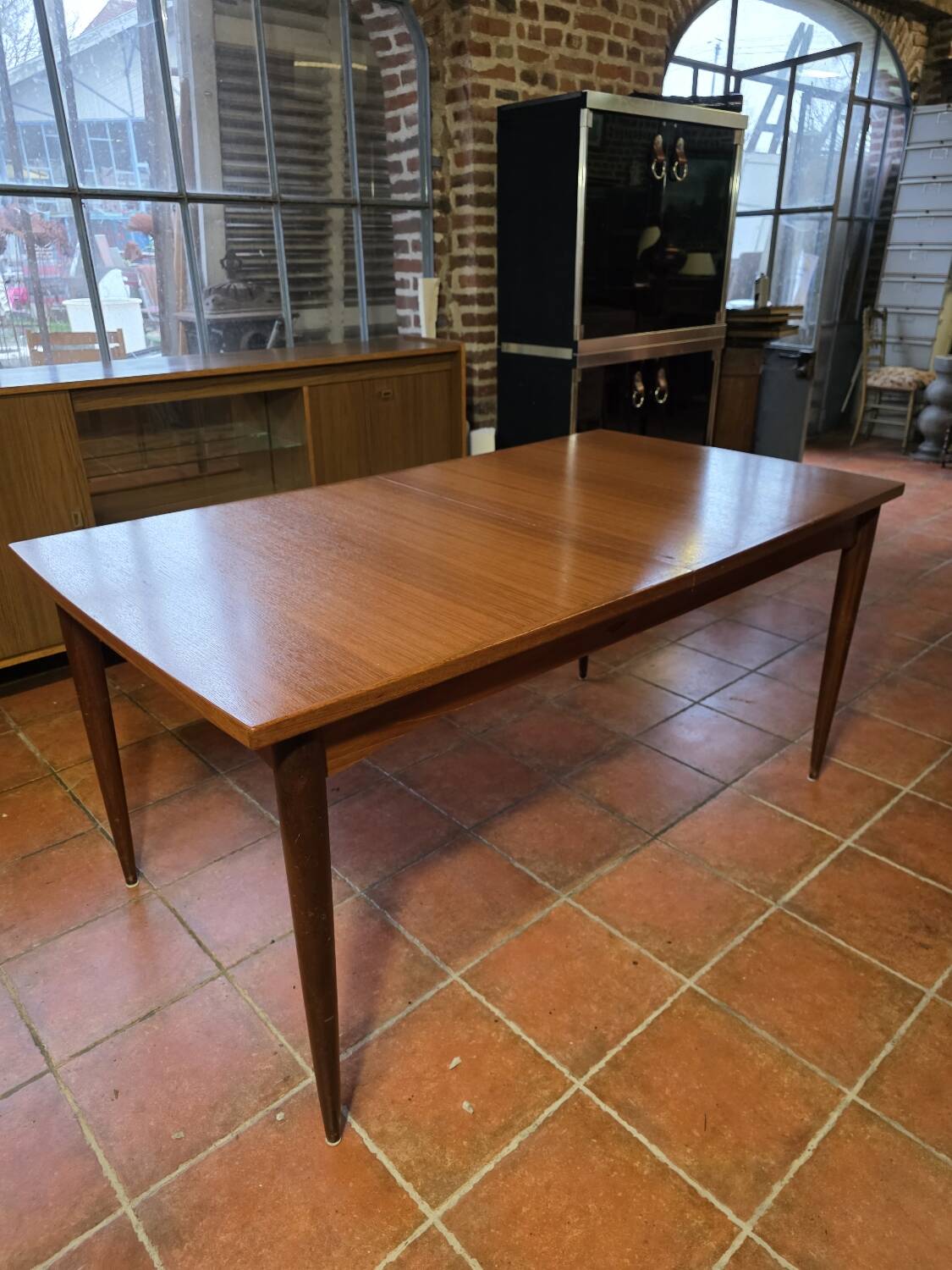 Table scandinave galbée extensible papillon en teck années 60