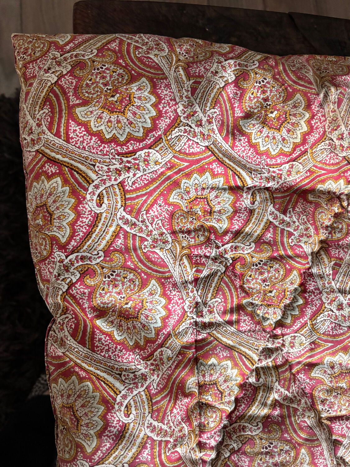 Vintage duvet/bedspread with a paisley pattern.