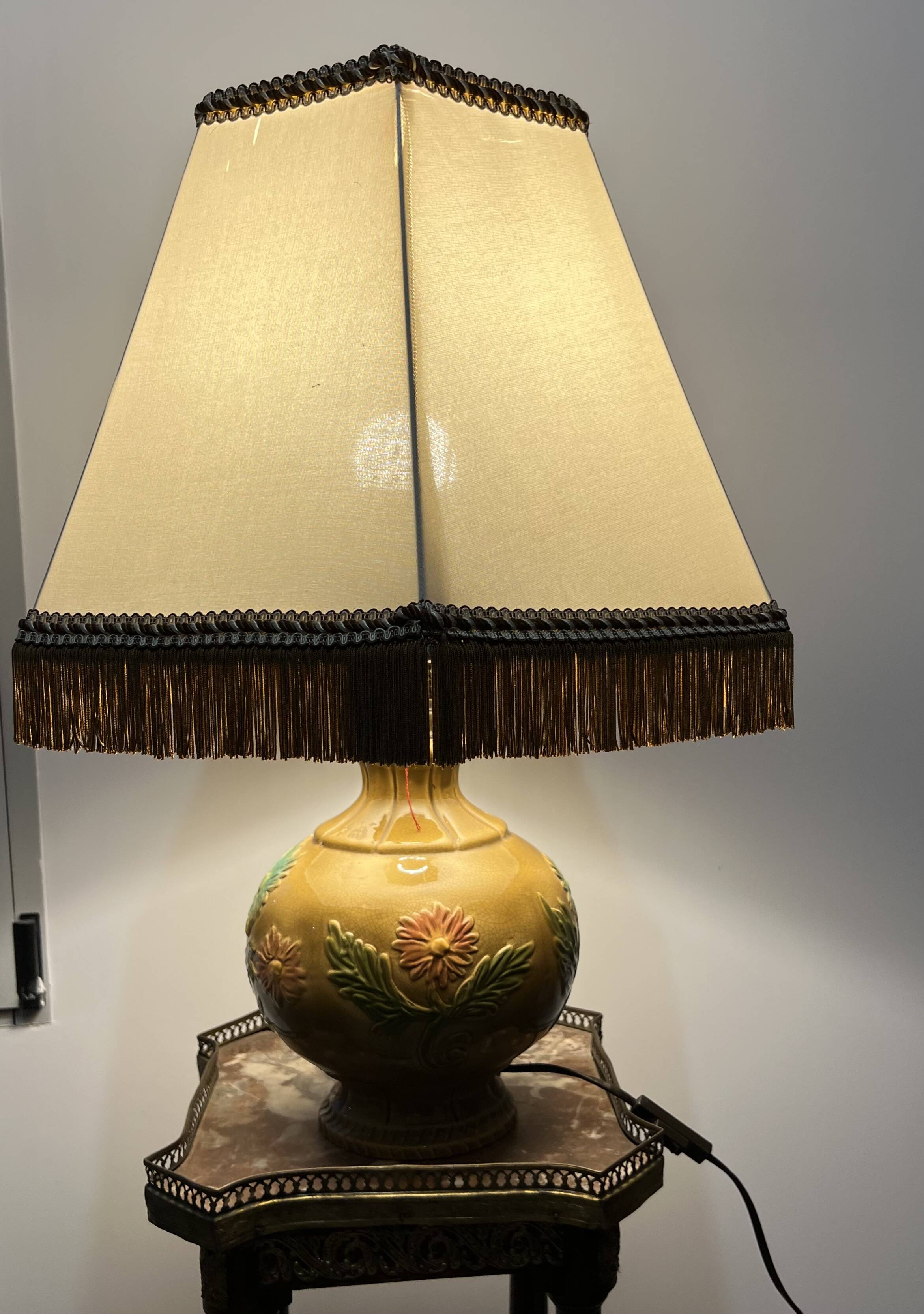 Ceramic table lamp with flower decor