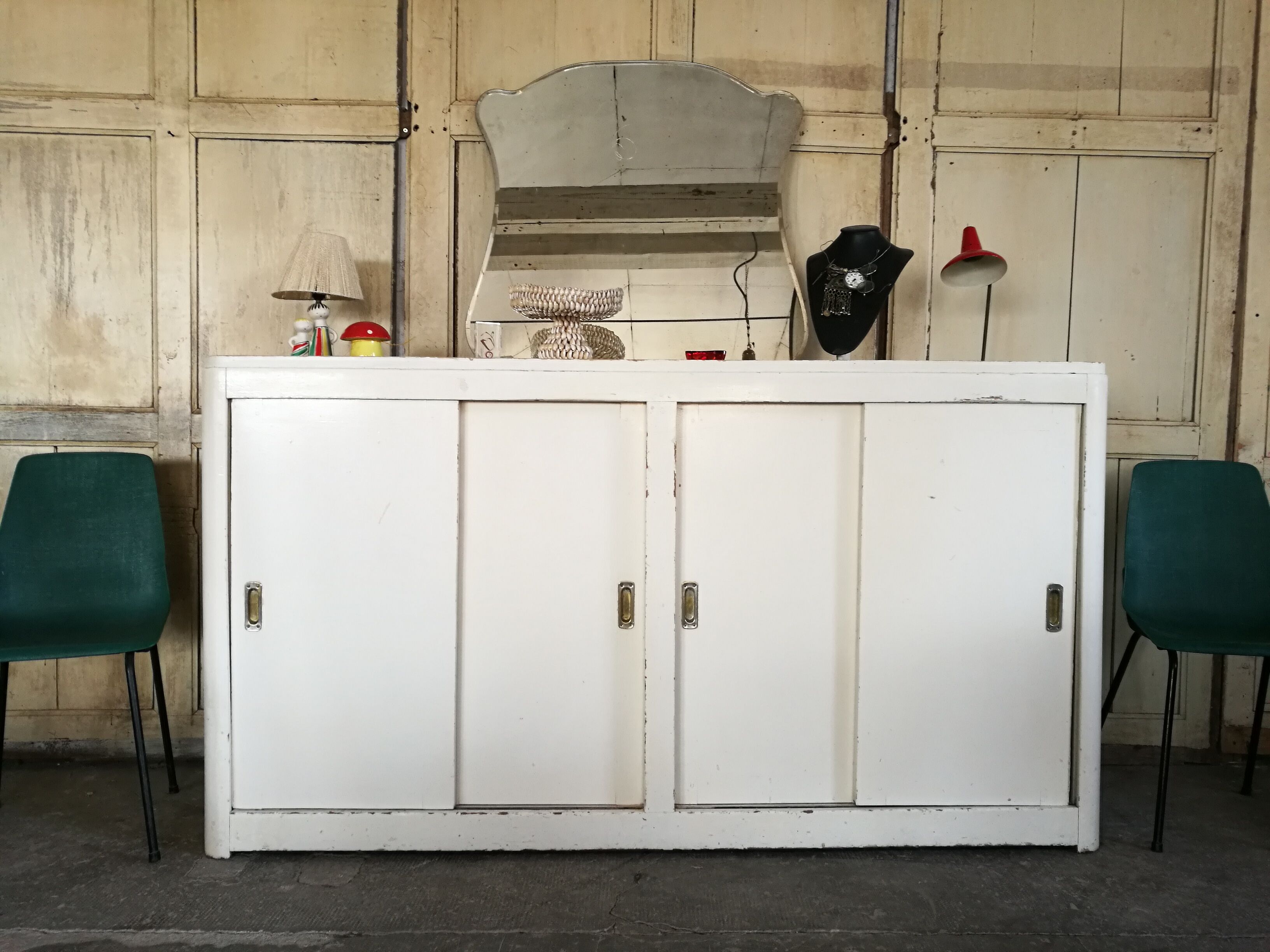 Buffet sliding doors