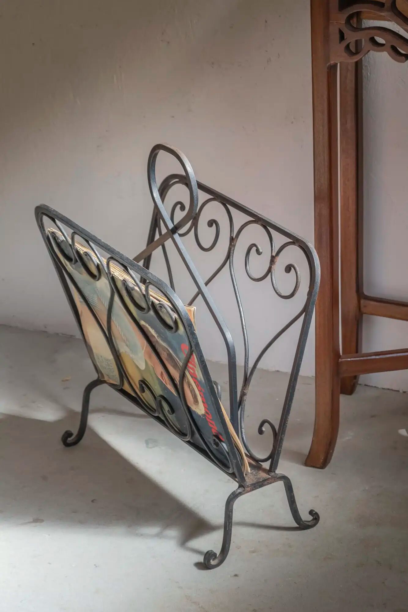 Wrought iron magazine rack "Hermine"