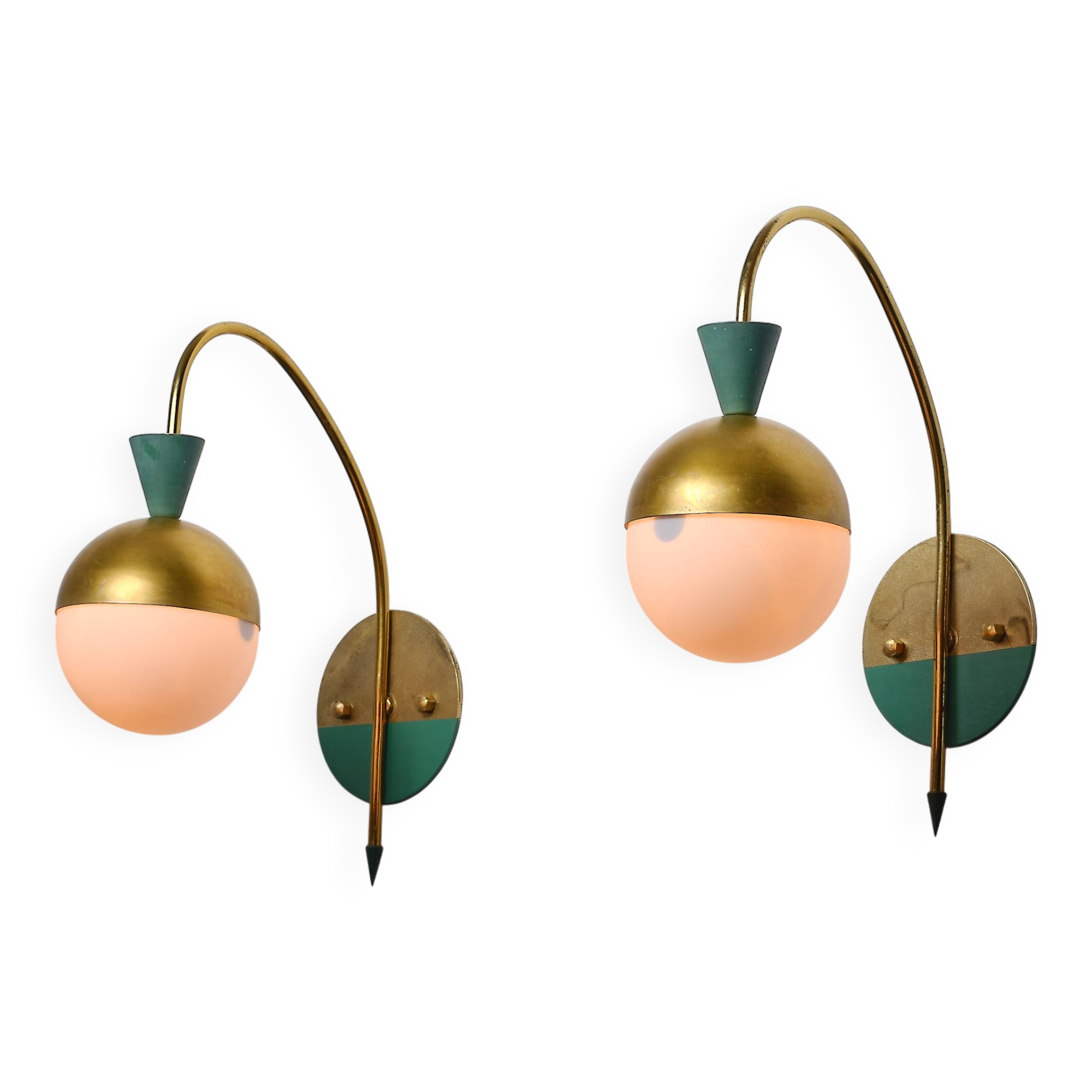 Paire d'appliques italiennes en laiton des années 1950 attribuées à Stilnovo avec verre opalin