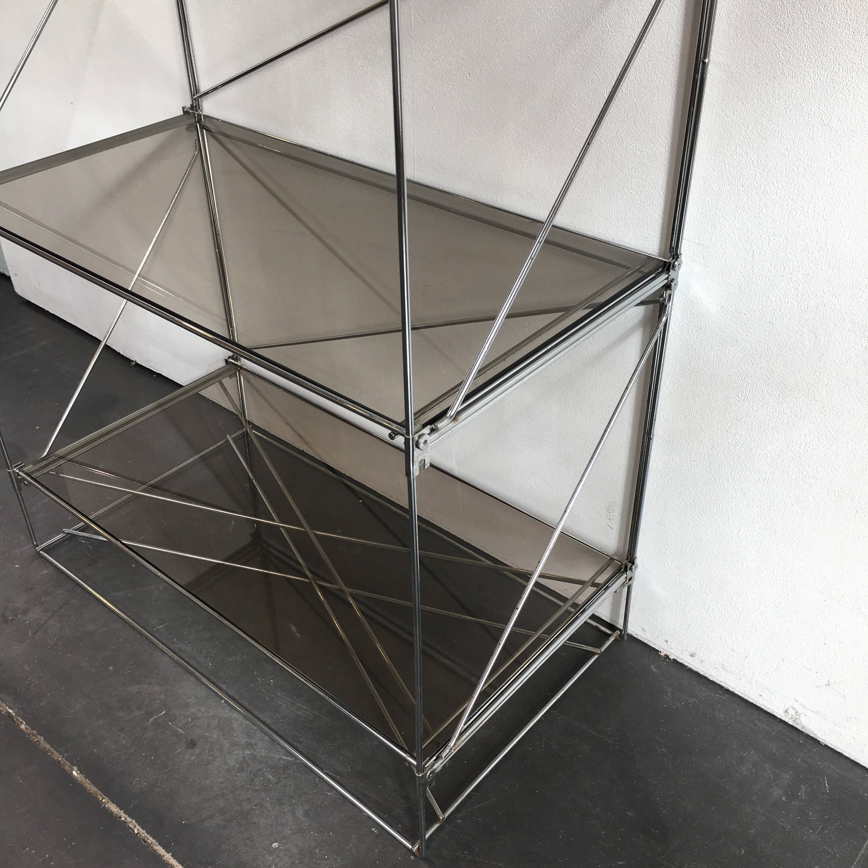 Étagère métal et verre fumé modèle Isocèle par Max Sauze