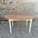 Oval table in solid wood