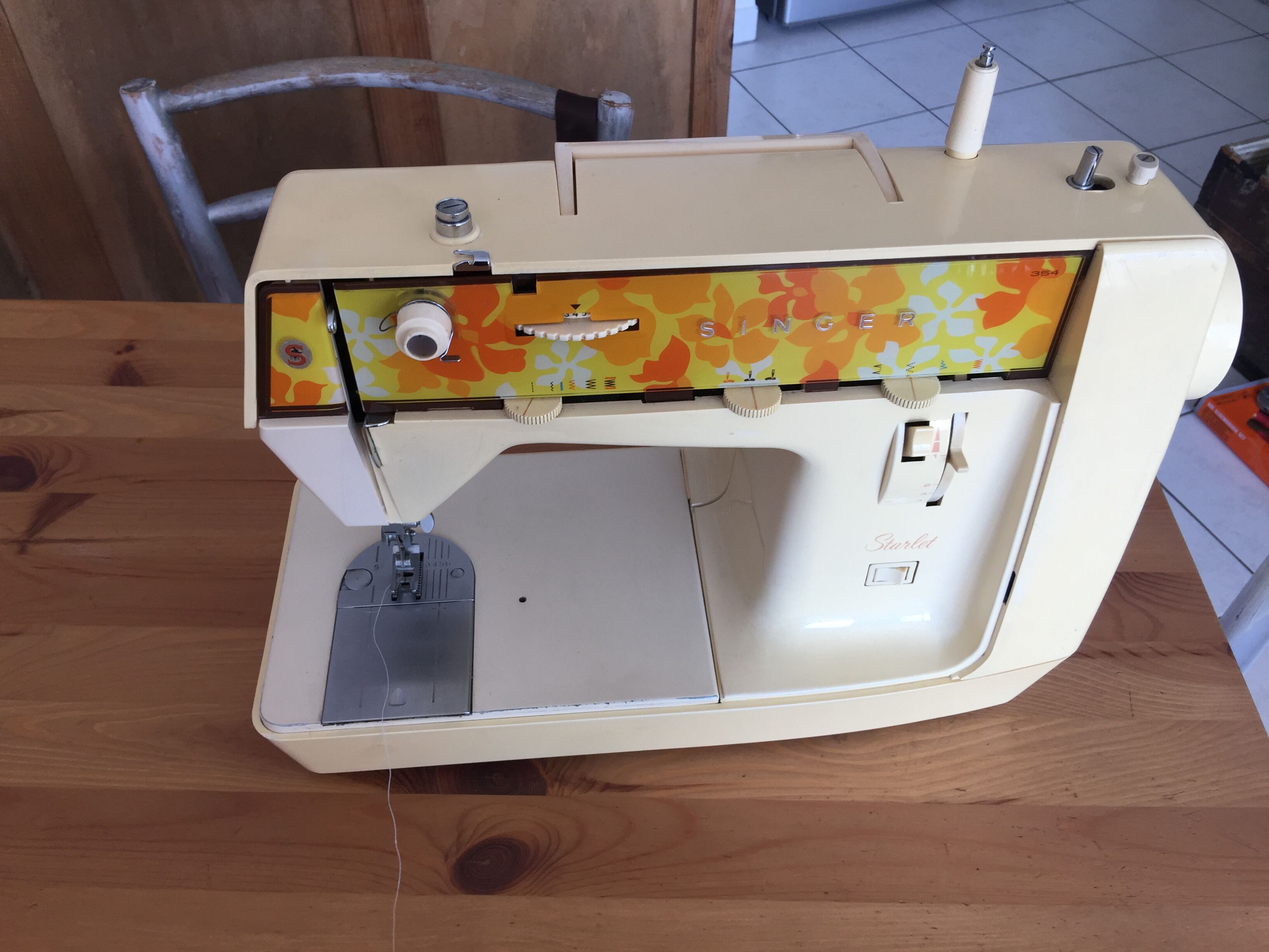 Machine à coudre Singer Starlet 354 année 1975