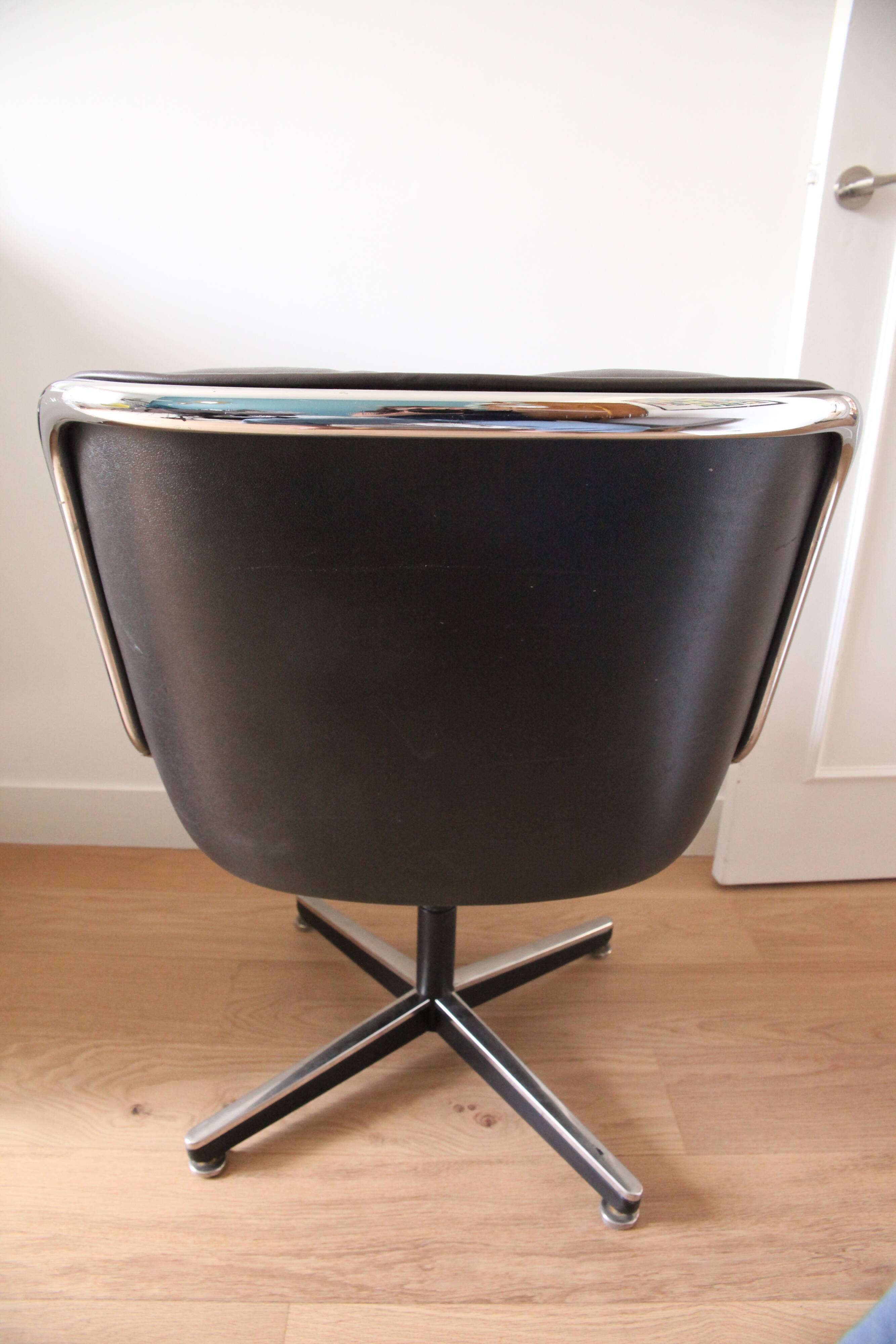 Fauteuil Pollock pour Knoll cuir couleur prune/violet