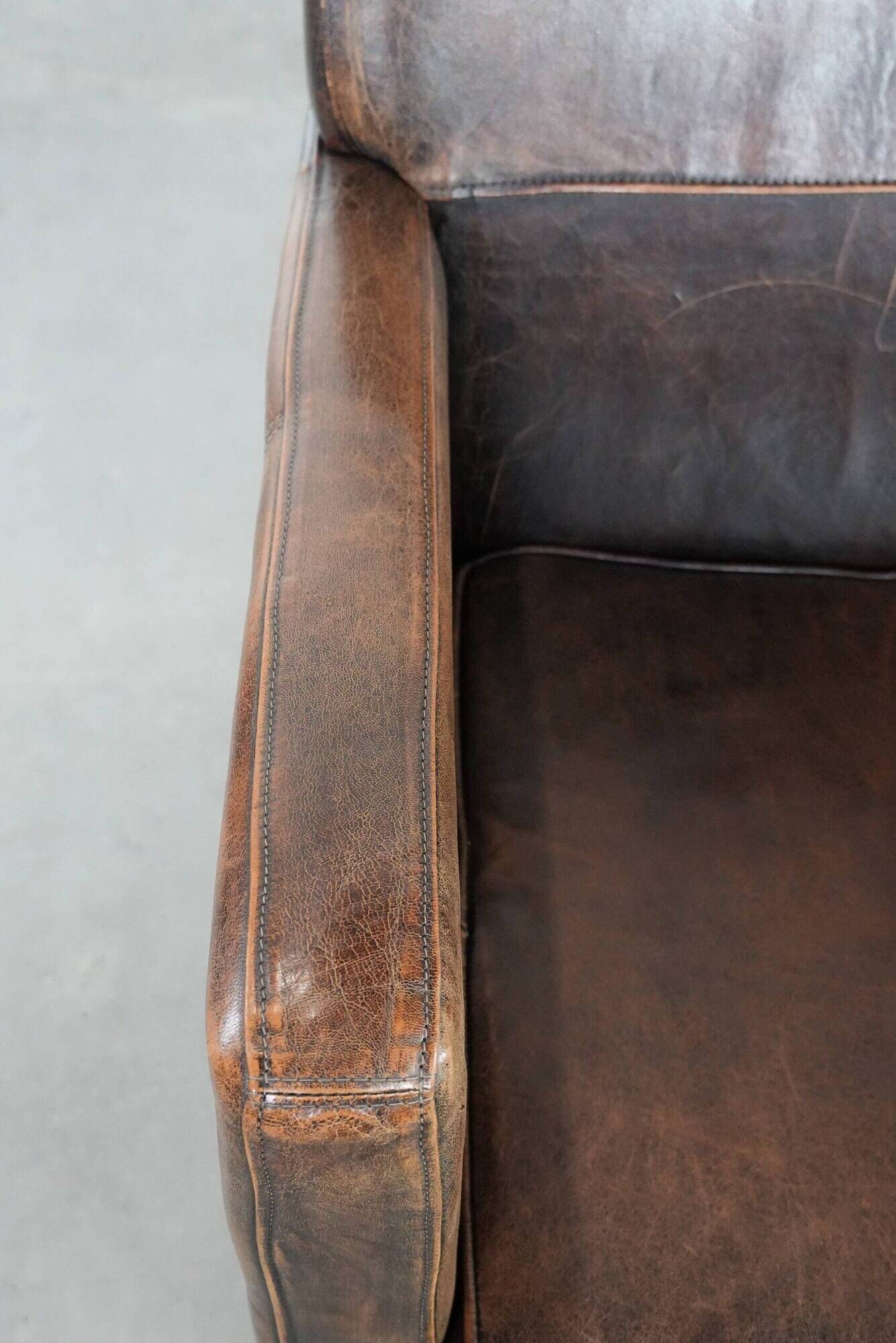 Sleekly shaped timeless design armchair made of sheepskin leather