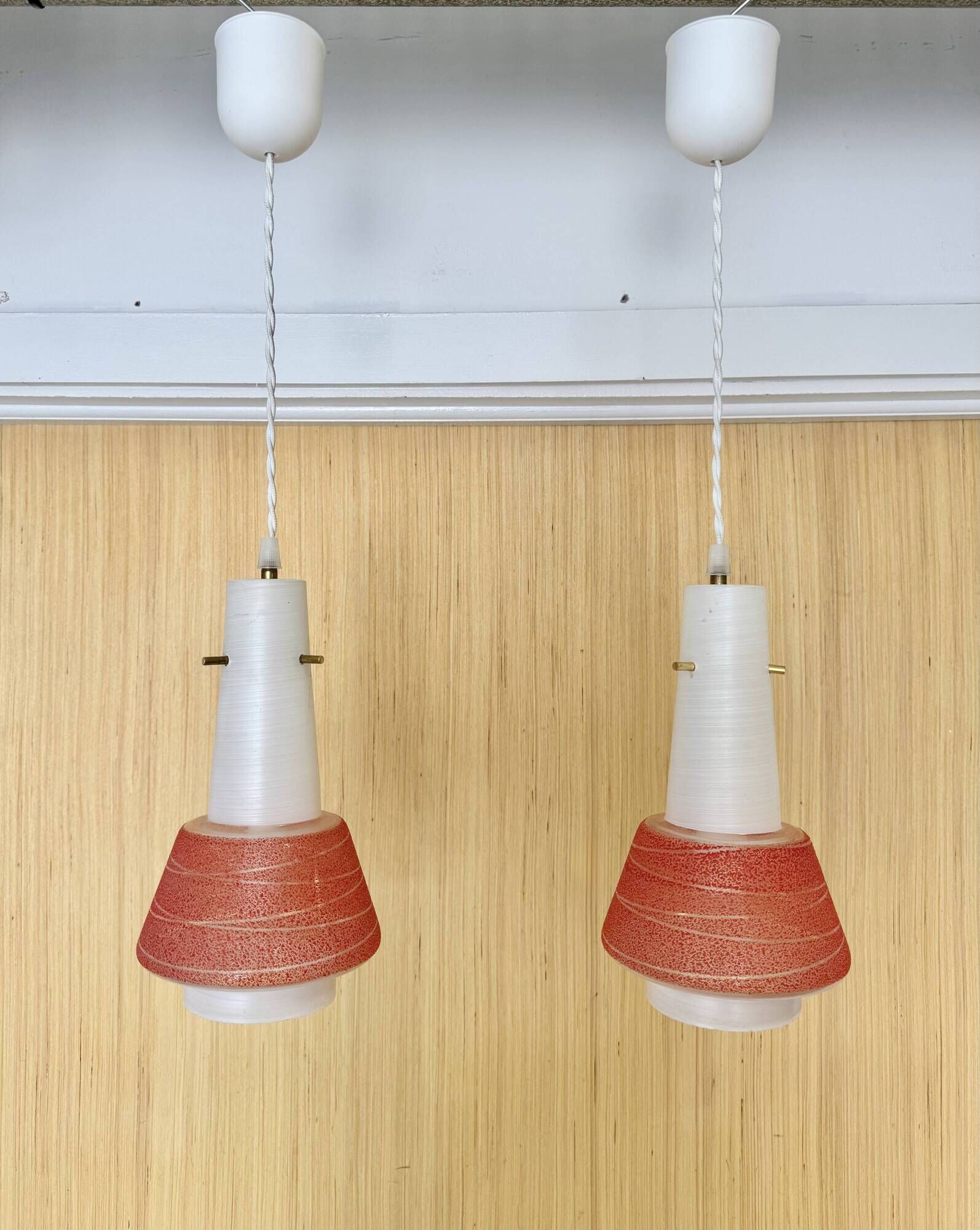 Paire de suspensions en verre opalin vintage style italien