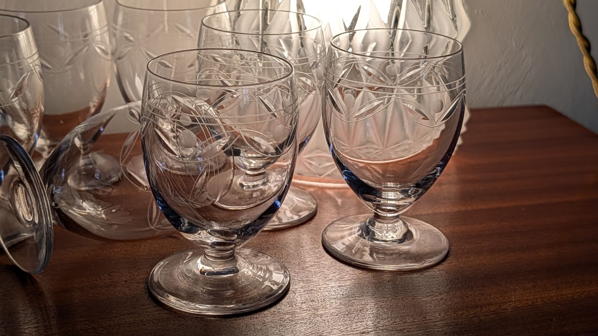 Set of 7 engraved crystal glasses