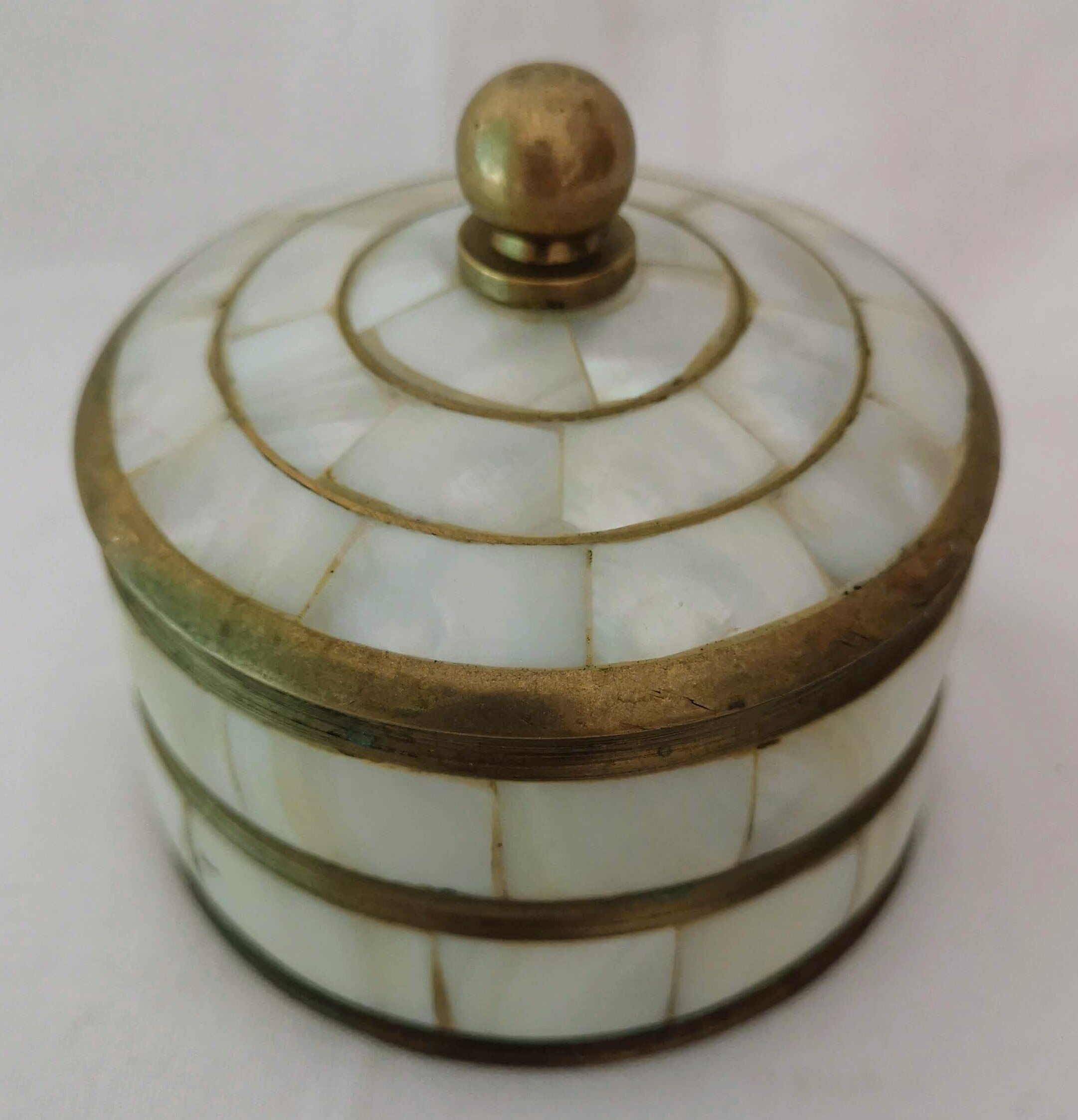Round box in copper and mother-of-pearl