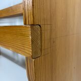 Duo d'étagères vaisselier de Charlotte Perriand