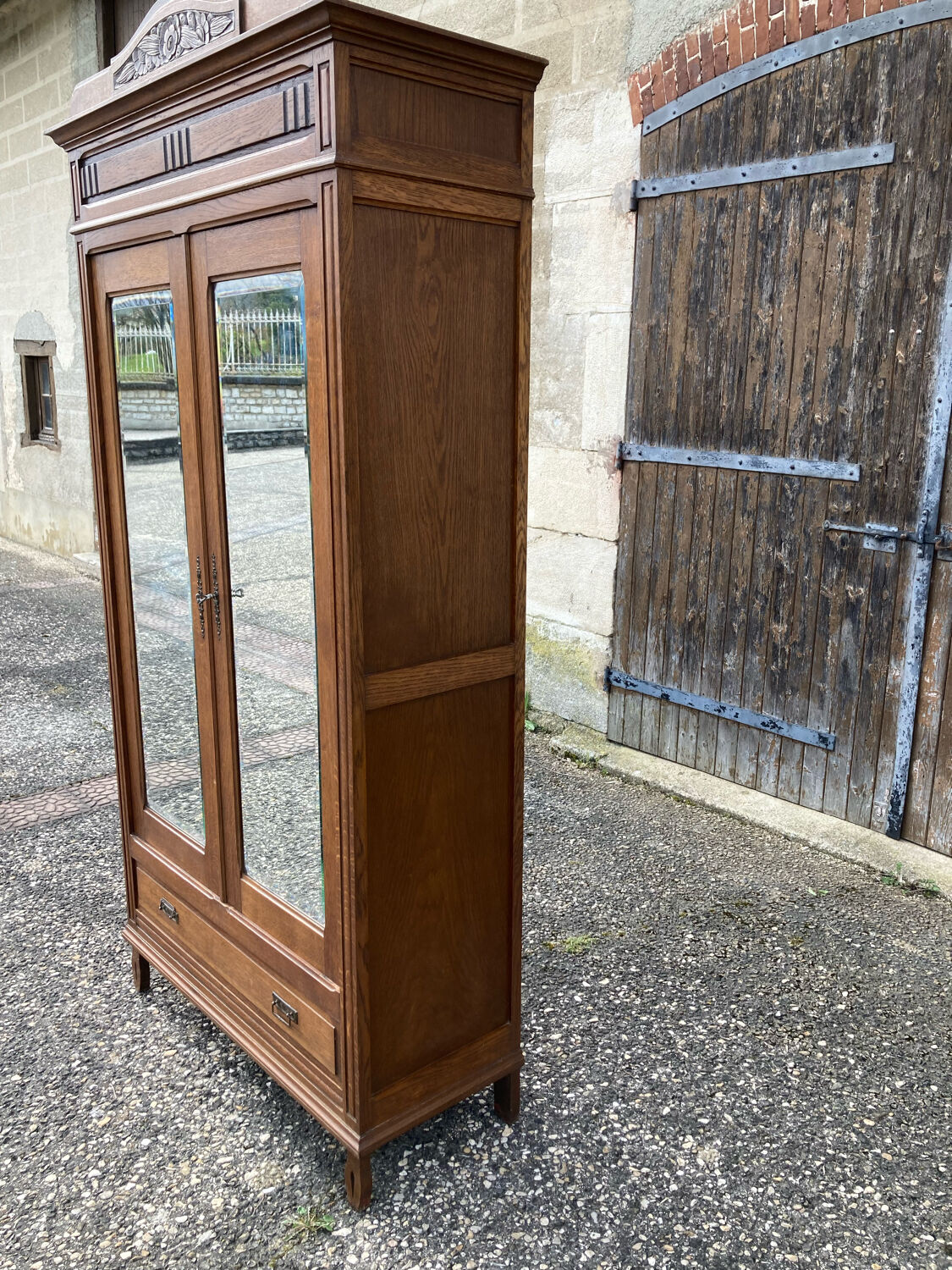 Parisian cabinet with shelves