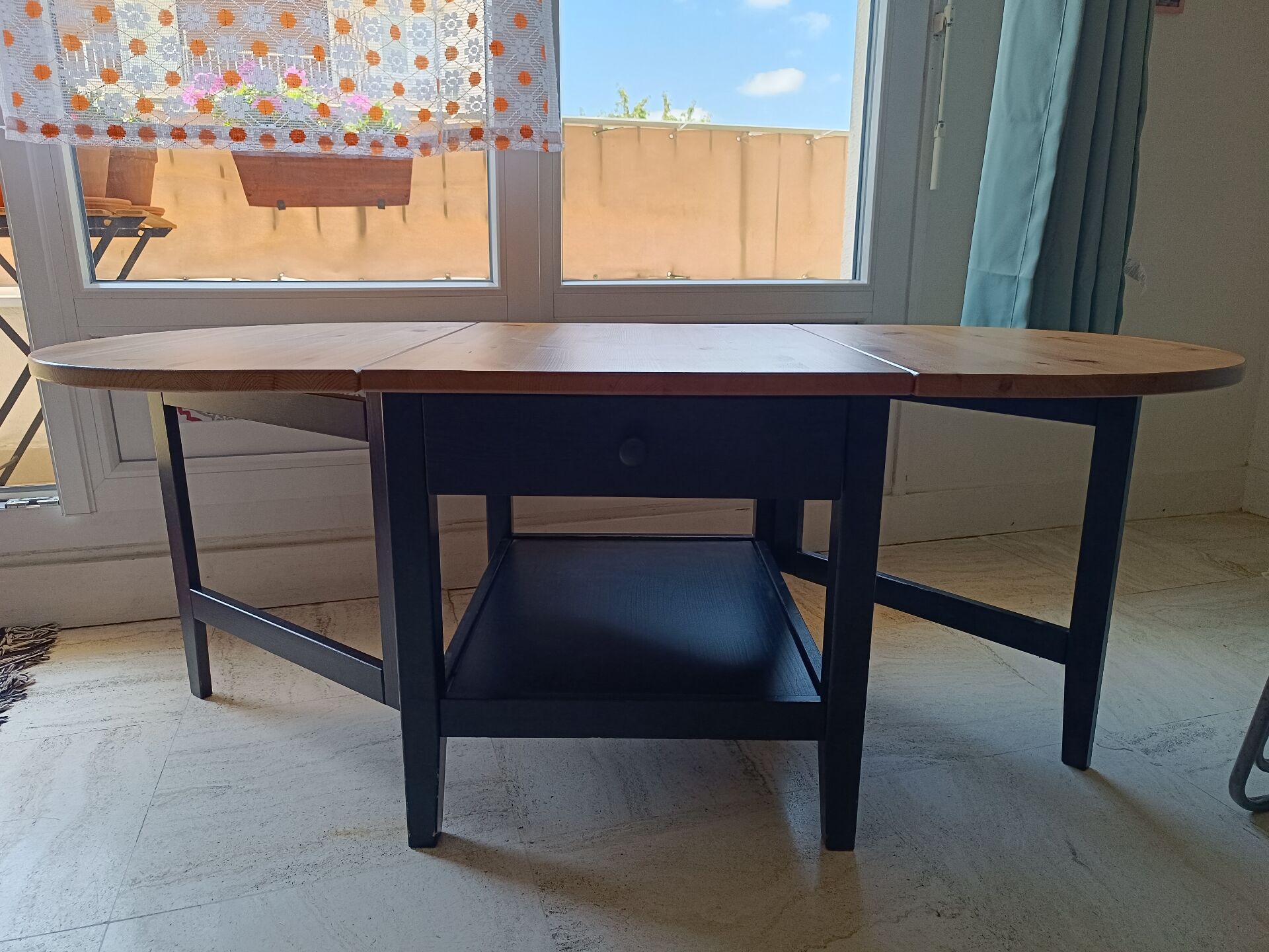 Retractable coffee table