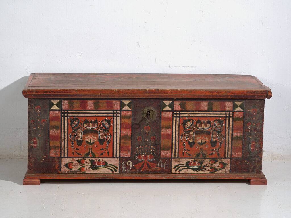 Coffre tyrolien en pin polychrome à panneaux géométriques – Tyrol, daté 1906