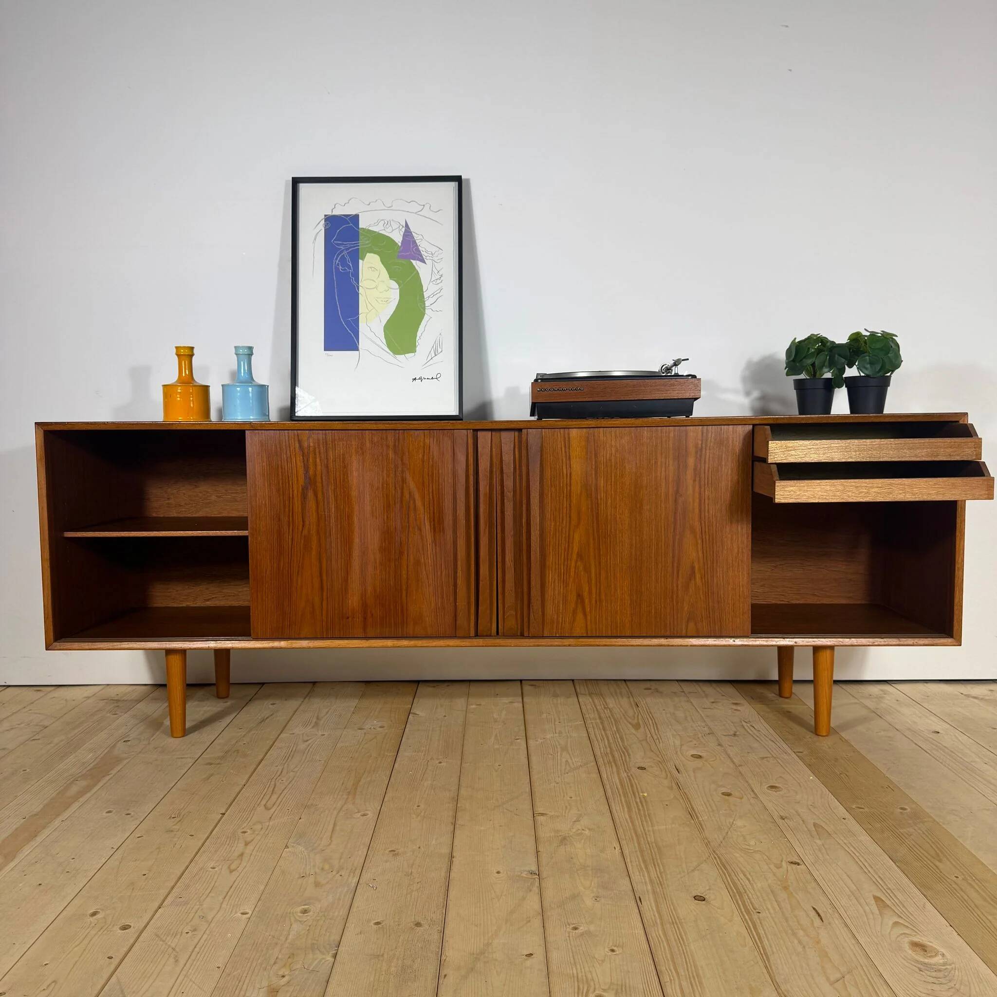 Buffet vintage en teck avec portes coulissantes – Design moderne du milieu du siècle, années 1960