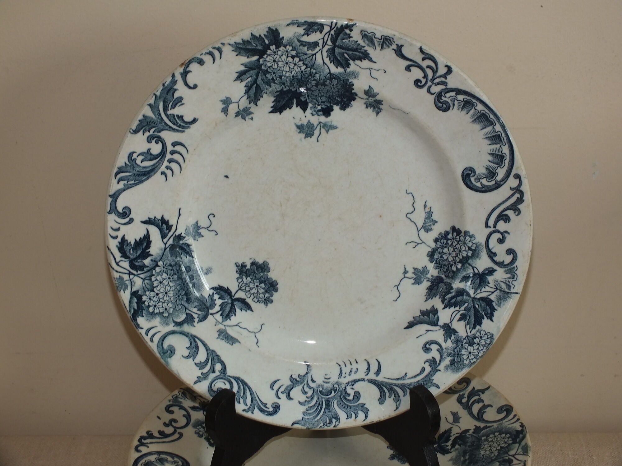 7 flat plates in Terre de Fer St Amand model Boule de Neige