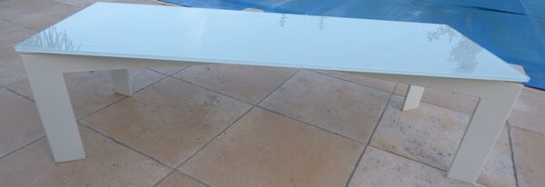 Table basse en verre et métal blanc cassé