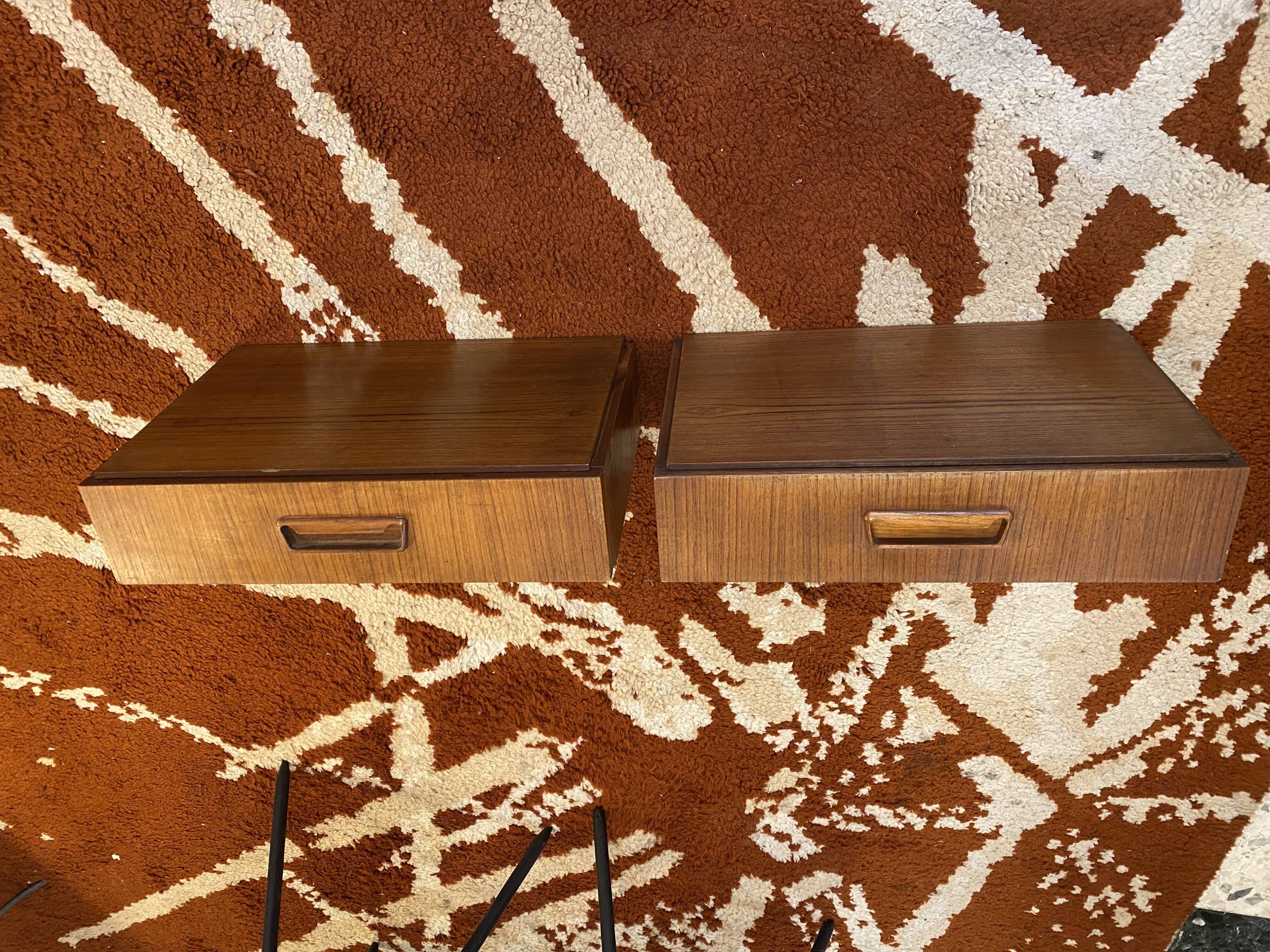 Paire de tables de nuits murales en teck