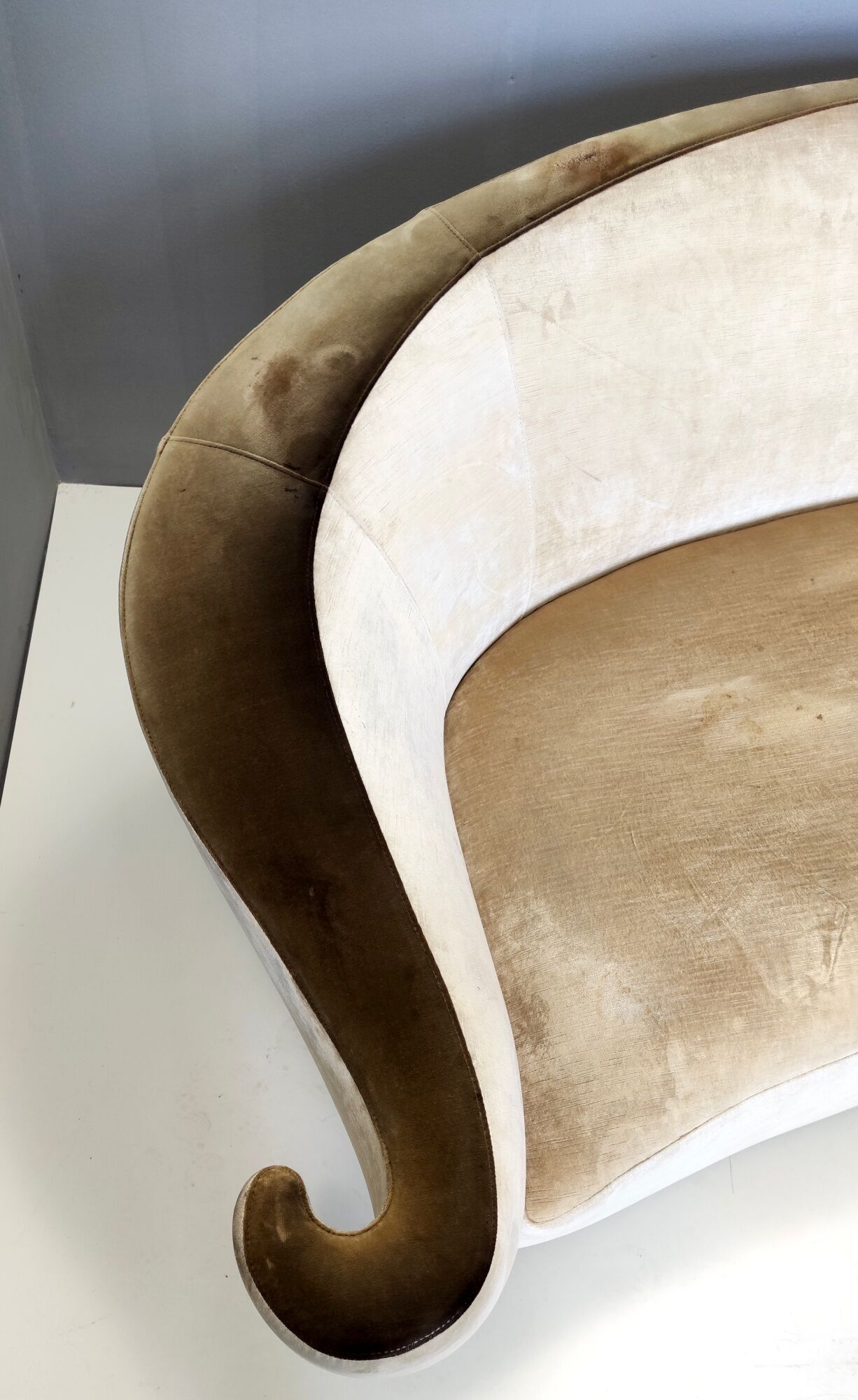 Fairy-tale kidney bean beige velvet sofa, italy