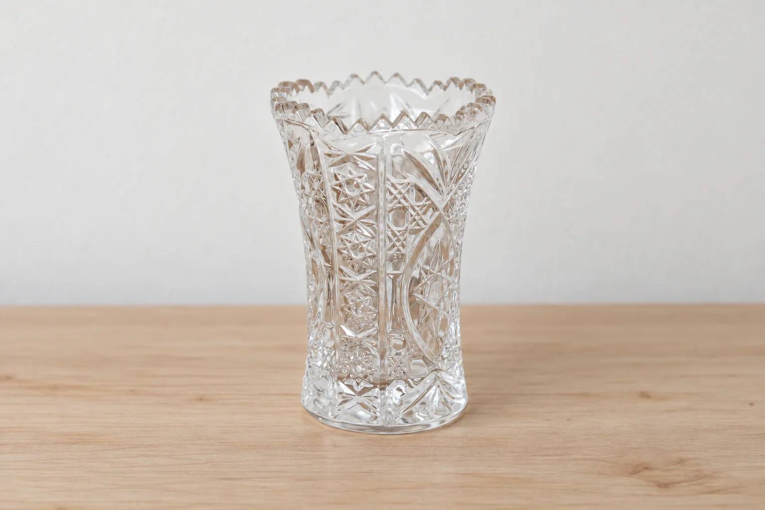 Small cut glass soliflore vase, geometric design, H 8 cm