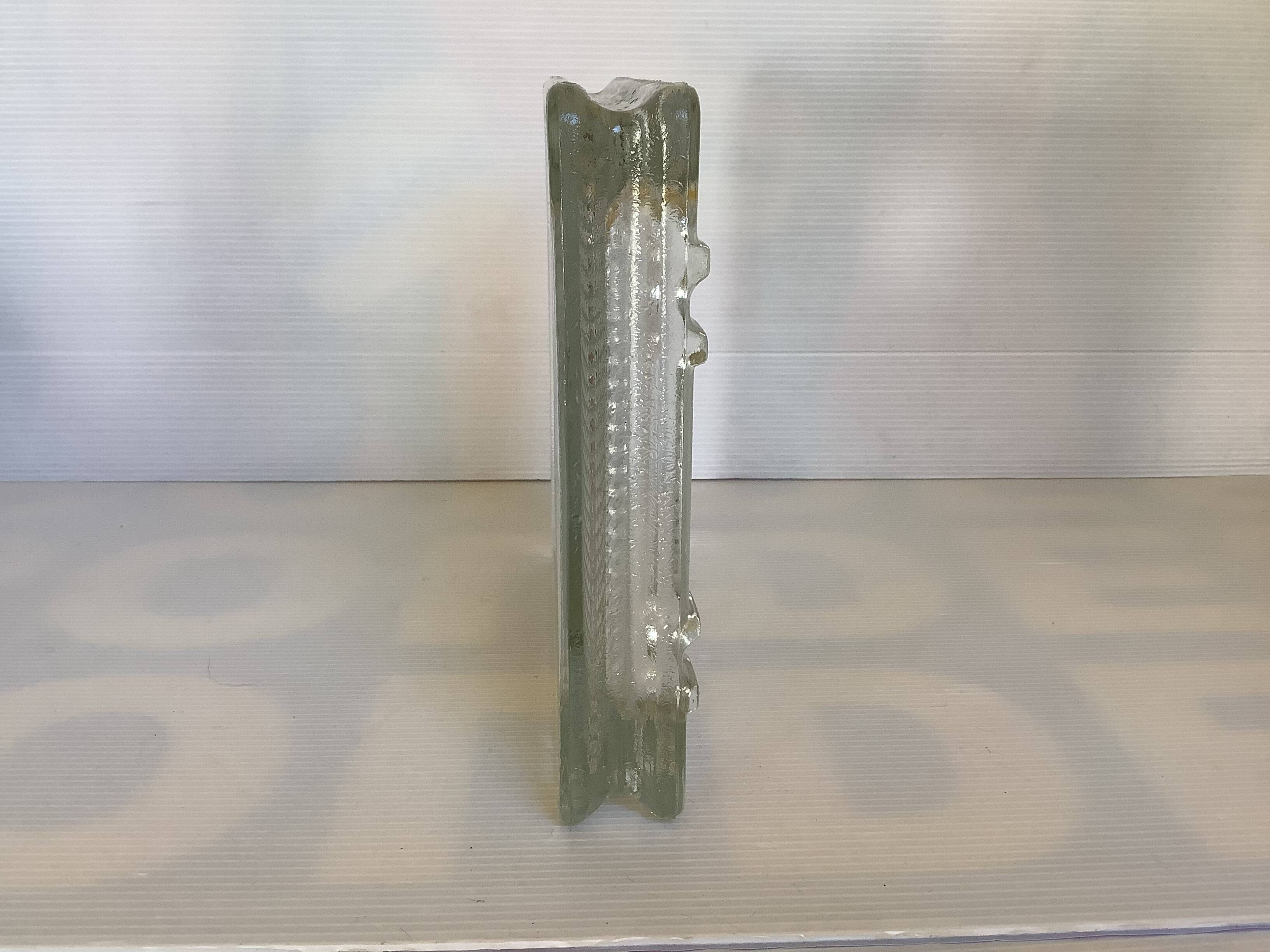 Empty Saint Gobain ashtray pocket with diamond tips