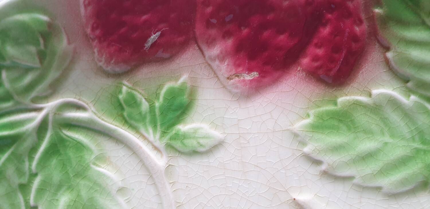 Six assiettes en barbotine décor fraises