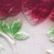 Six assiettes en barbotine décor fraises