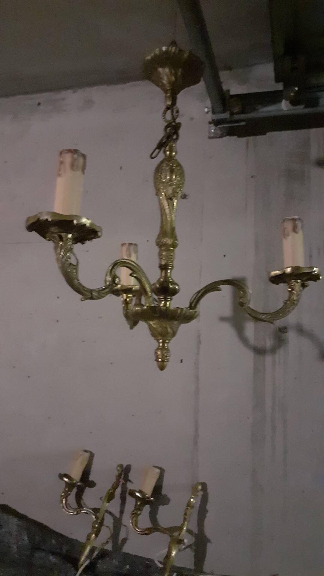 Lot of vintage gold-plated bronze suspensions and wall lights.