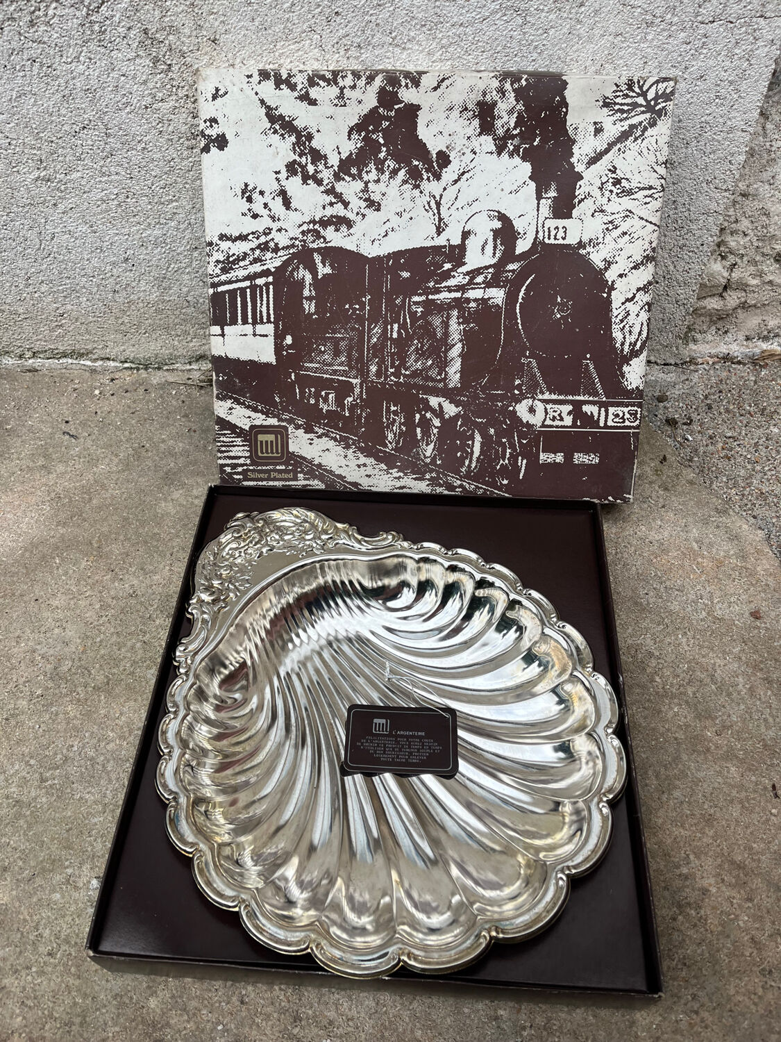 Silver shell dish
