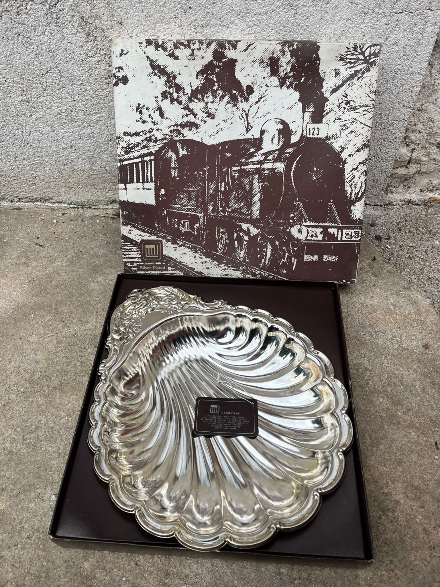 Silver shell dish