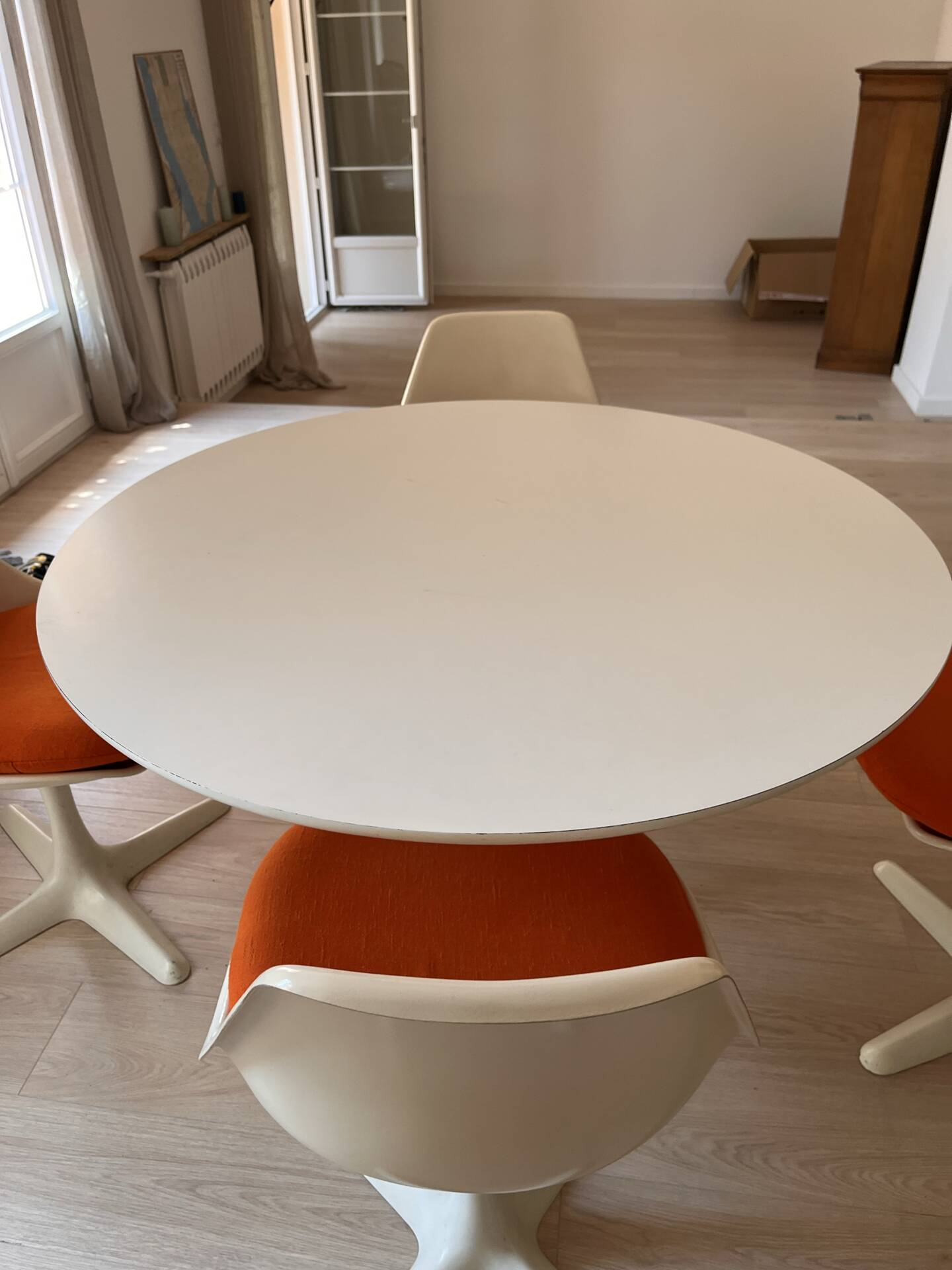 Tulipe Arkana table by Knoll and its 4 chairs