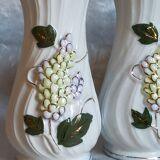 Trois vases anciens en barbotine aux lilas