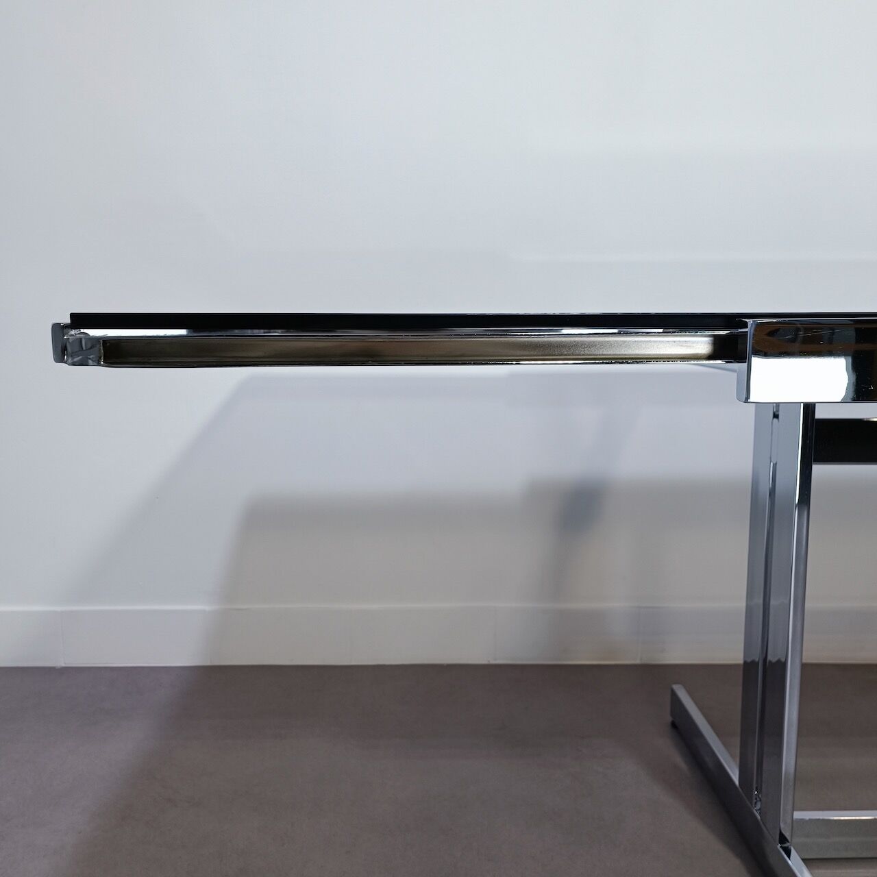 Extendable chrome dining table