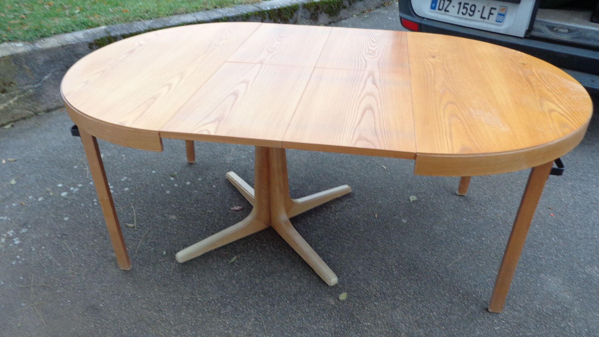 Baumann table in white wood